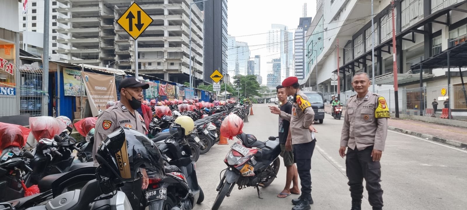 Indonesia News Today : Parkir Liar Pungut Tarif Tak Wajar, Warga Lapor 110 Polisi